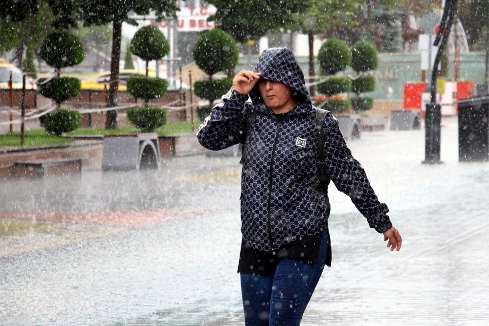 Bolu'da sağanak yağış vatandaşlara zor anlar yaşattı
