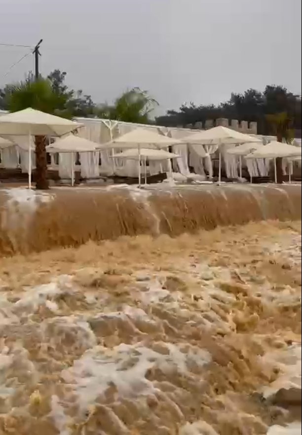 Edirne’nin sahil kesimleri kuvvetli sağanak yağışa teslim oldu