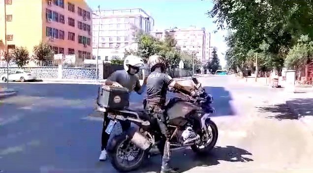 Sınava geç kalanların imdadına motosikletli polisler yetiştirdi