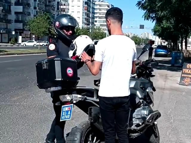 Sınava geç kalanların imdadına motosikletli polisler yetiştirdi
