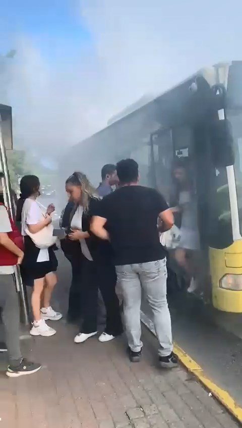 İETT otobüsü bir anda alevler içinde kaldı