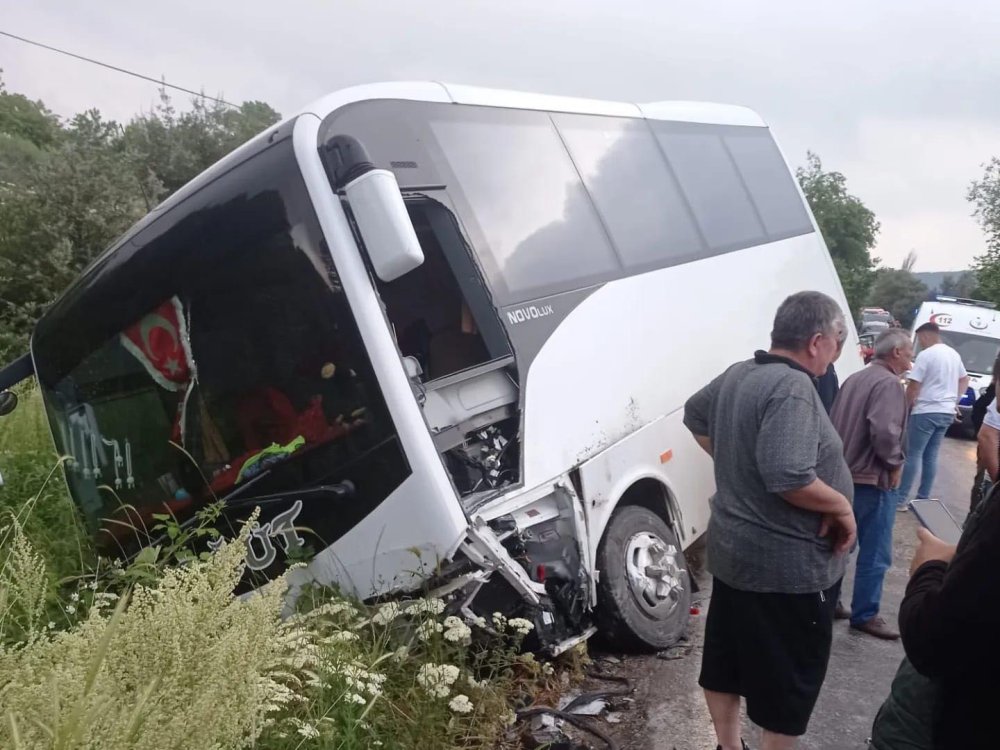 Midibüs ile otomobil çarpıştı: 11 yaralı