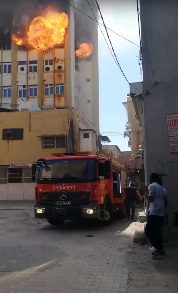Adana'da bir atölyesinde yangın ve patlama meydana geldi