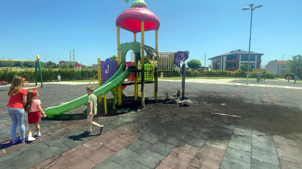 Çocukların oyun parkı bir grup tarafından ateşe verildi