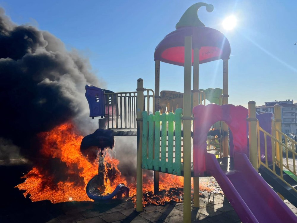Çocukların oyun parkı bir grup tarafından ateşe verildi
