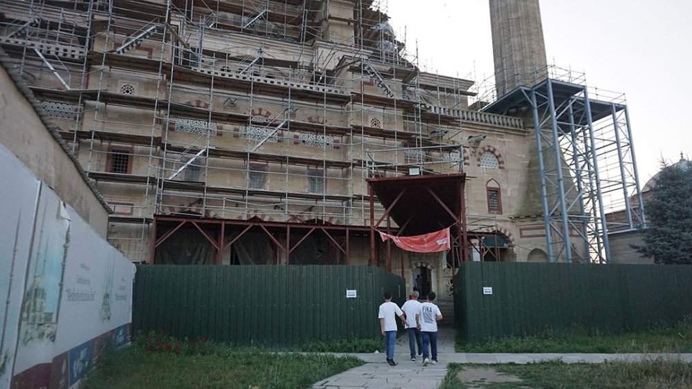 Restorasyonu süren Selimiye Camii'nde bayram namazı