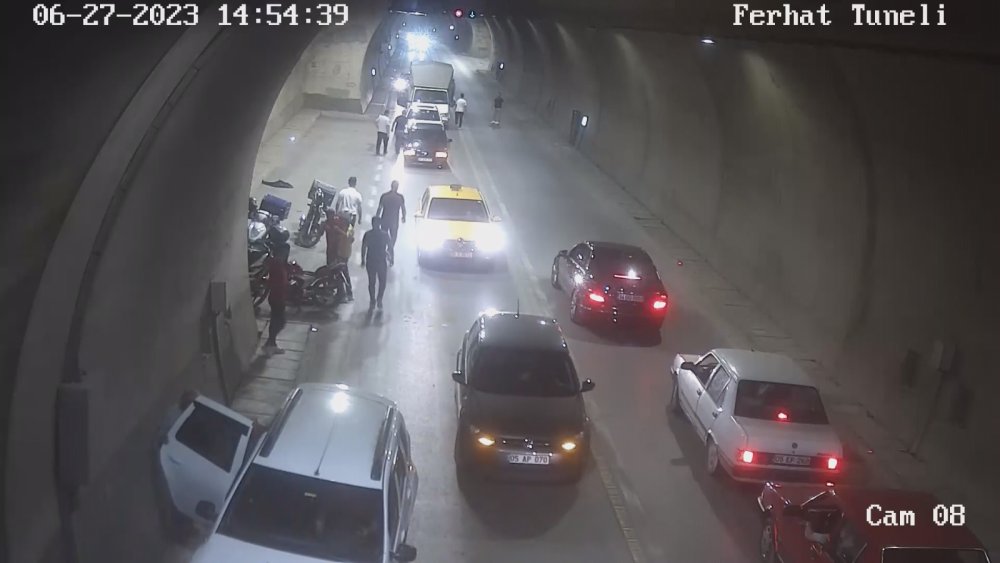 Tüneldeki motosiklet kazası güvenlik kamerasında
