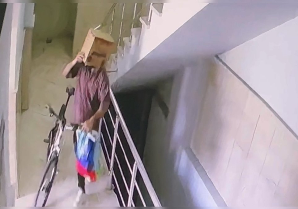 Başına kutu geçirip bisiklet çalan hırsız kameralara böyle yansıdı