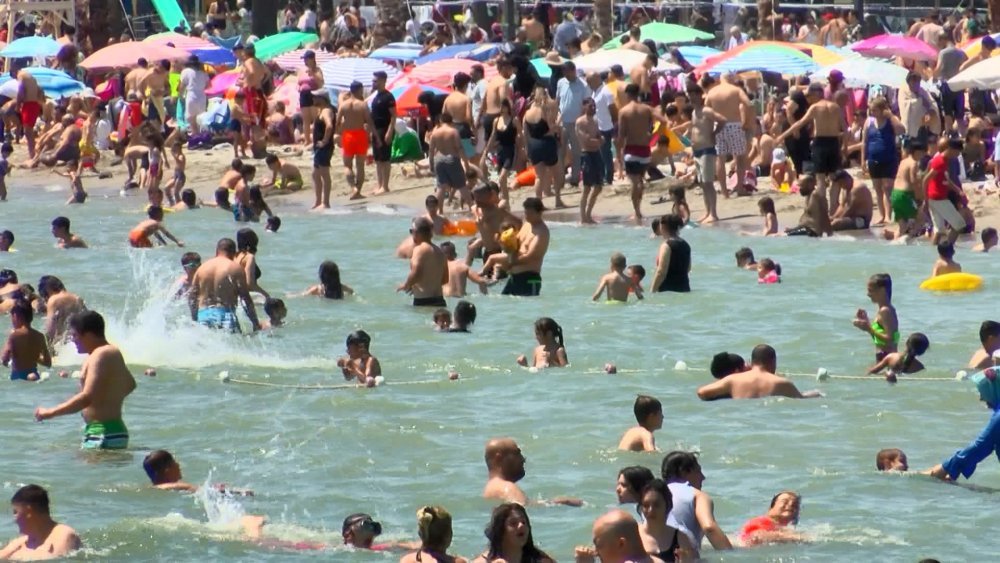 İstanbul'da kalan vatandaşlar soluğu Büyükçekmece'deki plajlarda aldı