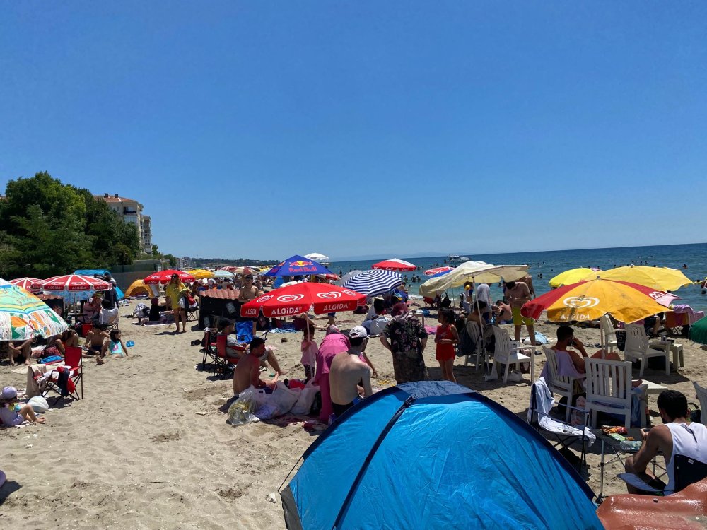 İstanbul'da kalan vatandaşlar soluğu Büyükçekmece'deki plajlarda aldı