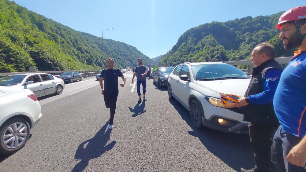 Otoyolda zincirleme kaza! 18 araç birbirine girdi: Çok sayıda yaralı