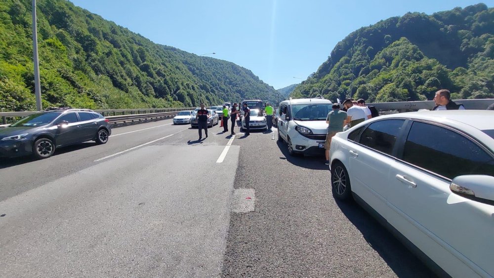 Otoyolda zincirleme kaza! 18 araç birbirine girdi: Çok sayıda yaralı