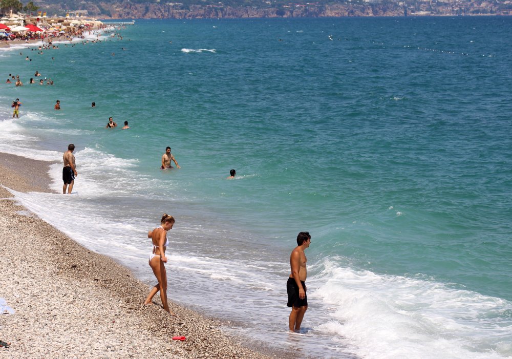 Antalya sahilleri yabancı turistlere ve yerlilere kaldı