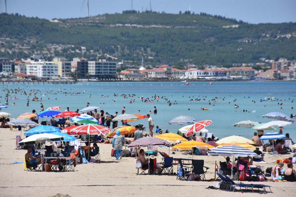 Bayram tatilinin son gününde Çeşme'de plajlarda yoğunluk yaşandı