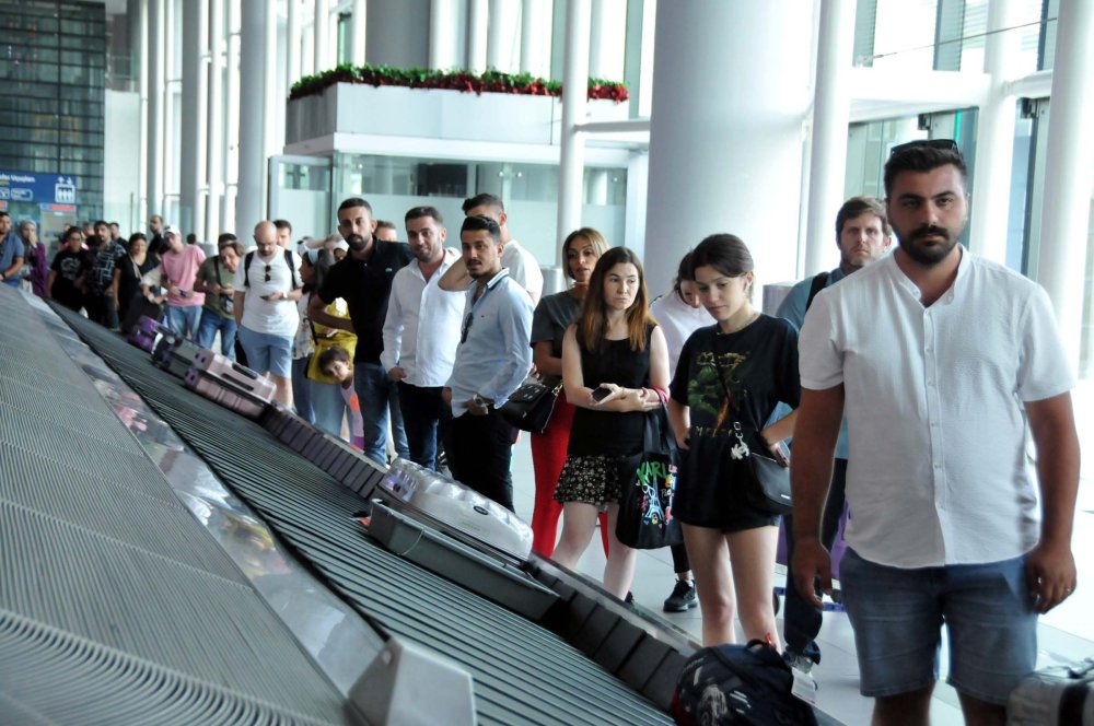 İstanbul Havalimanı'nda dönüş yoğunluğu başladı