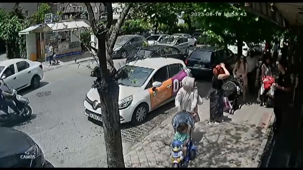 Bebekli kadınları takip eden sapığı mahalleli yakaladı