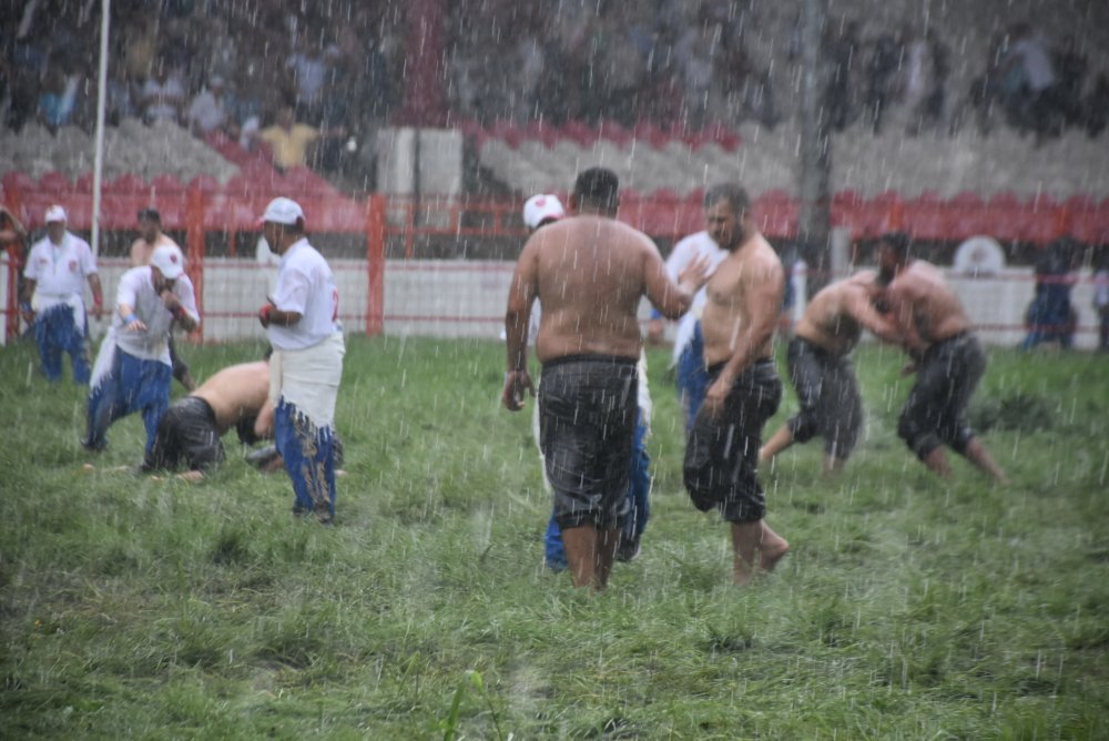 Kırkpınar'da pehlivanlara yağmur engeli: Zor anlar yaşadılar