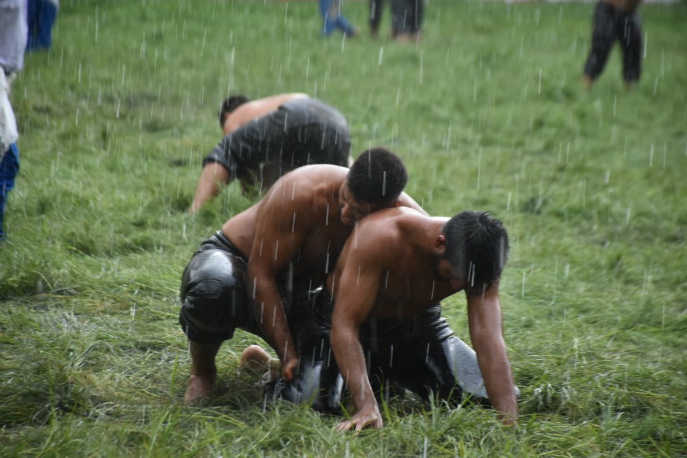 Kırkpınar'da pehlivanlara yağmur engeli: Zor anlar yaşadılar