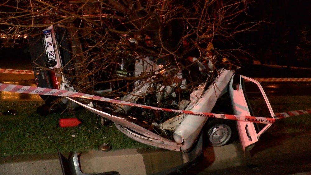 İstanbul'da ağaca çarpan otomobil ikiye bölündü: 1 ölü