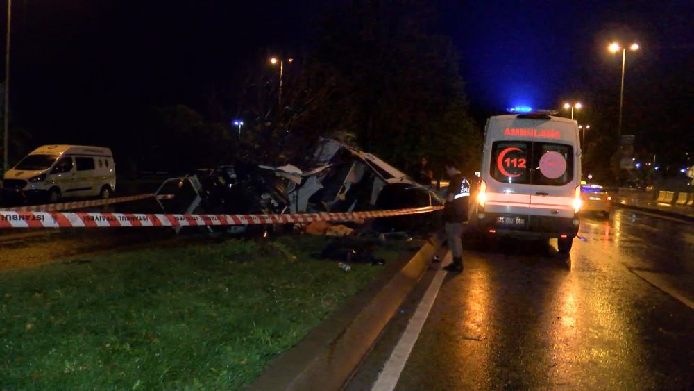 İstanbul'da ağaca çarpan otomobil ikiye bölündü: 1 ölü
