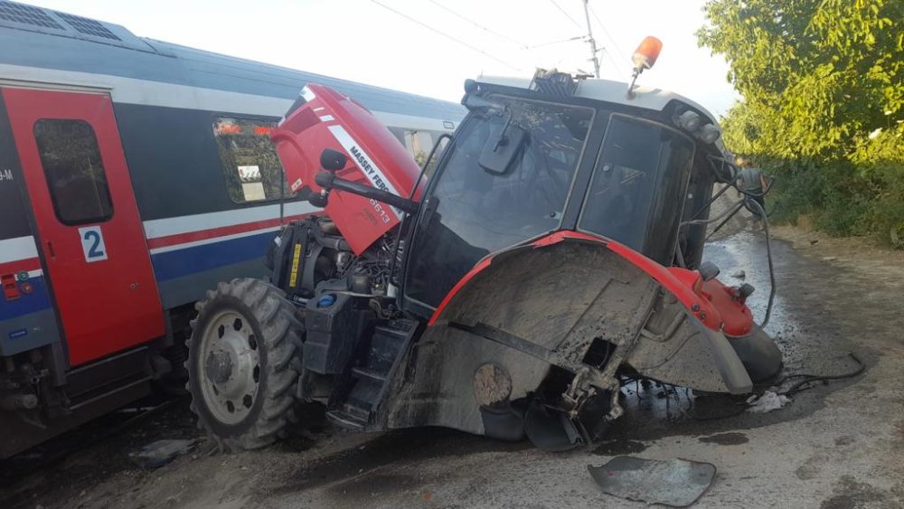 Yolcu treni traktöre çarptı: Yaralılar var
