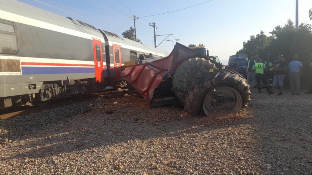 Yolcu treni traktöre çarptı: Yaralılar var