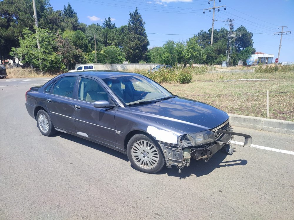 Kavşakta 2 otomobil çarpıştı: 6 yaralı