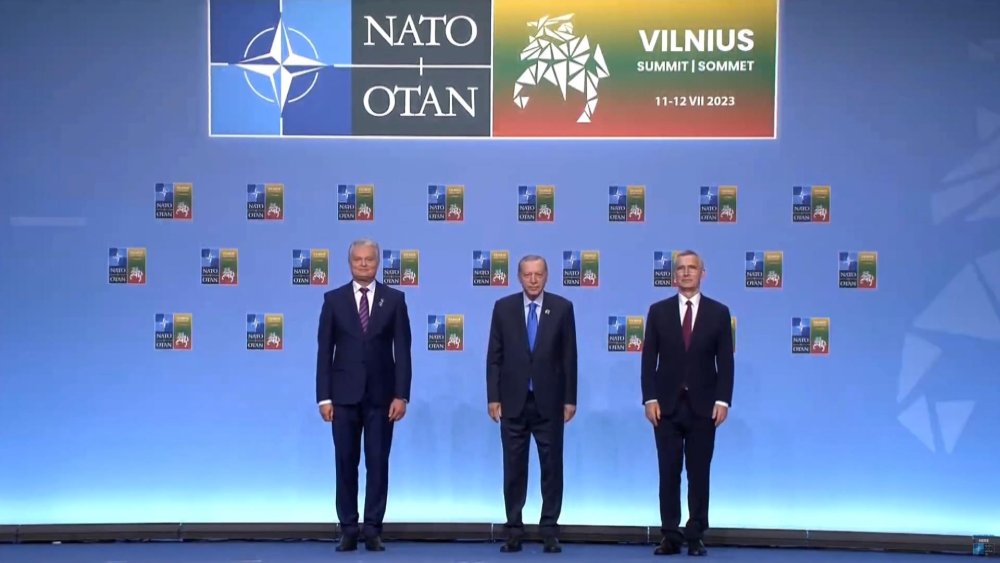 Dünya liderleri NATO Zirvesi aile fotoğrafında