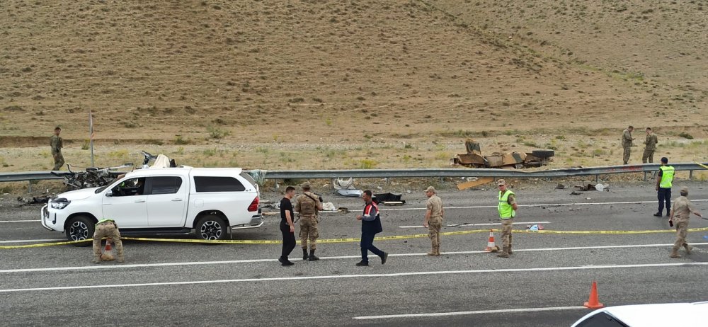 Feci kaz! Otomobil ile askeri araç çarpıştı: 1 ölü, 1'i ağır 13 asker yaralı