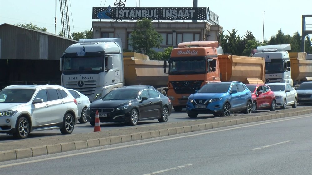 İstanbul'da hafriyat kamyonu devrildi