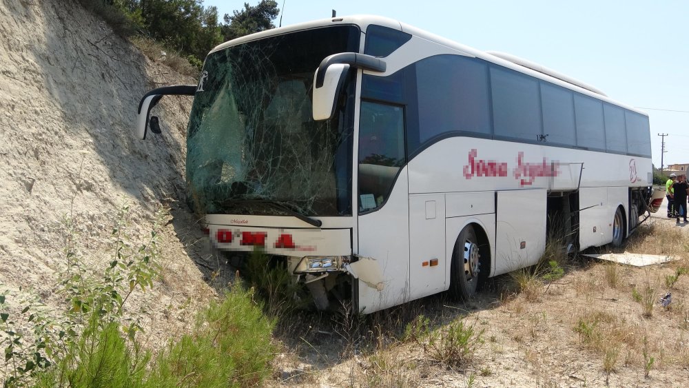Yolcu otobüsü şarampole yuvarlandı: 5 yaralı
