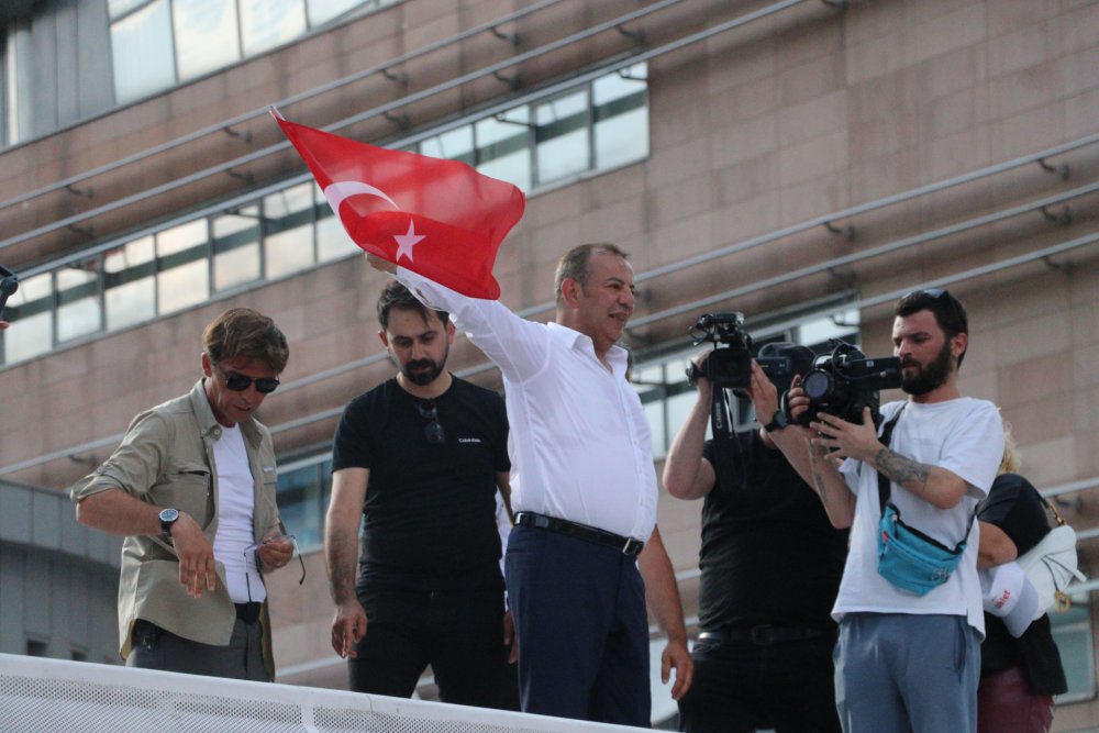 Tanju Özcan, CHP önüne koltuk fırlattı
