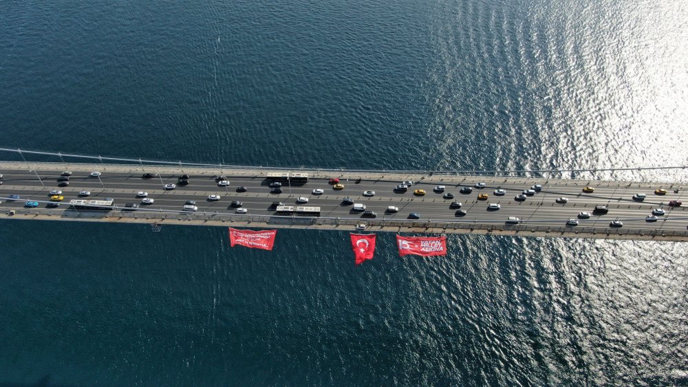 15 Temmuz darbesinin 7. yılı: Şehitler Köprüsü'ne Türk Bayrağı asıldı