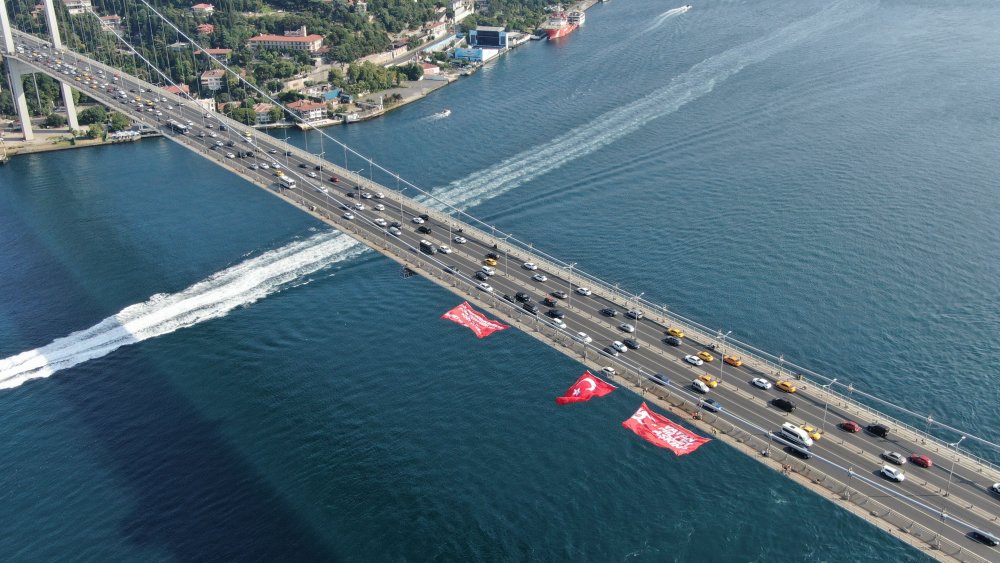15 Temmuz darbesinin 7. yılı: Şehitler Köprüsü'ne Türk Bayrağı asıldı