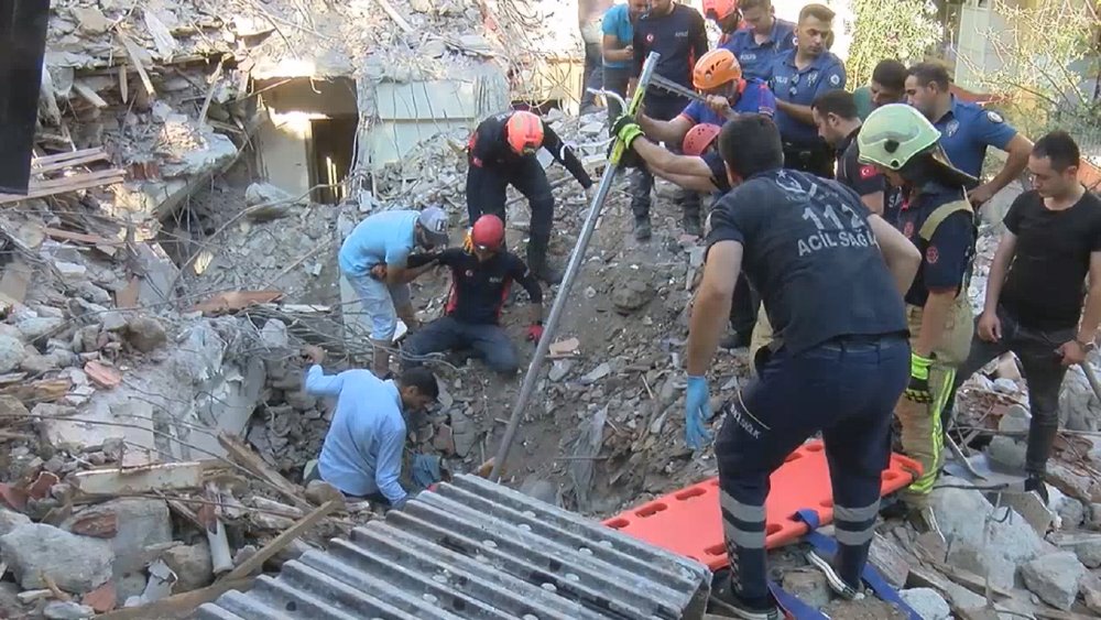 Bakırköy'de kontrollü yıkım sırasında çökme: 1 kişi enkazdan çıkarıldı