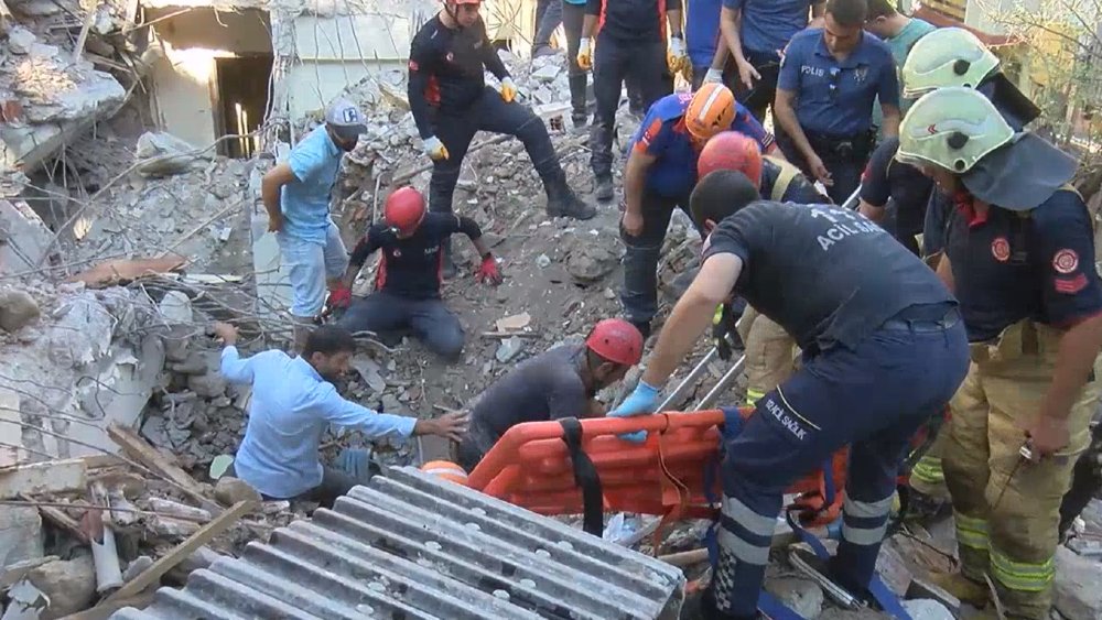 Bakırköy'de kontrollü yıkım sırasında çökme: 1 kişi enkazdan çıkarıldı