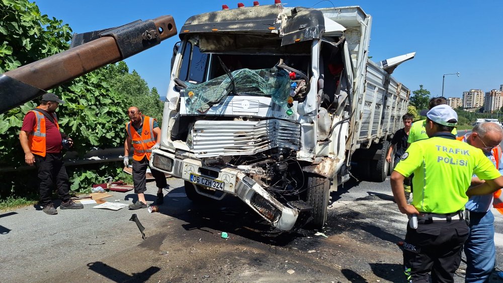 TEM'de kaza kamyon TIR'a çarptı: 1 yaralı