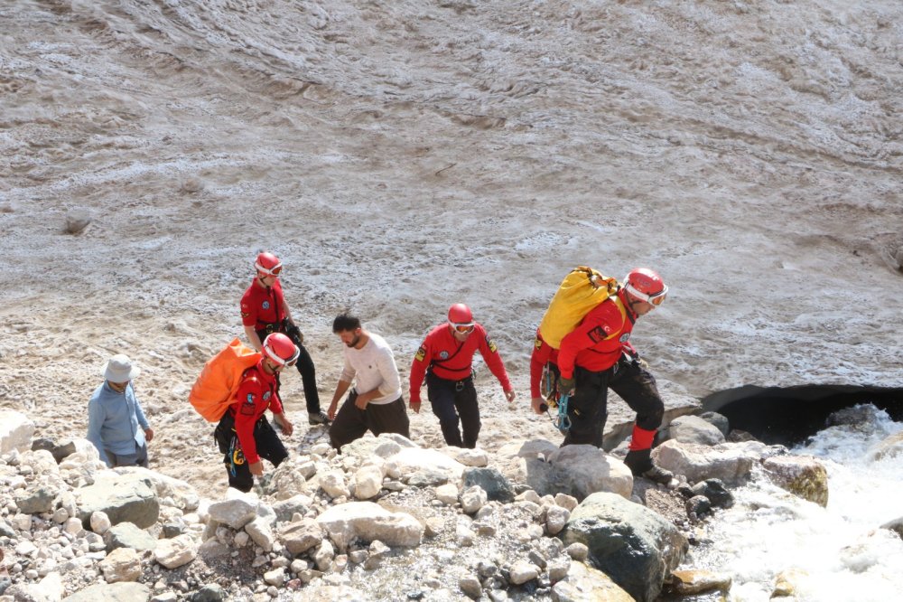 Kırılan buzulların arasına düşüp kaybolan 2 kişiyi arama çalışmaları sürüyor