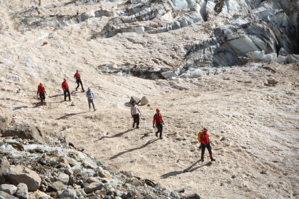 Kırılan buzulların arasına düşüp kaybolan 2 kişiyi arama çalışmaları sürüyor