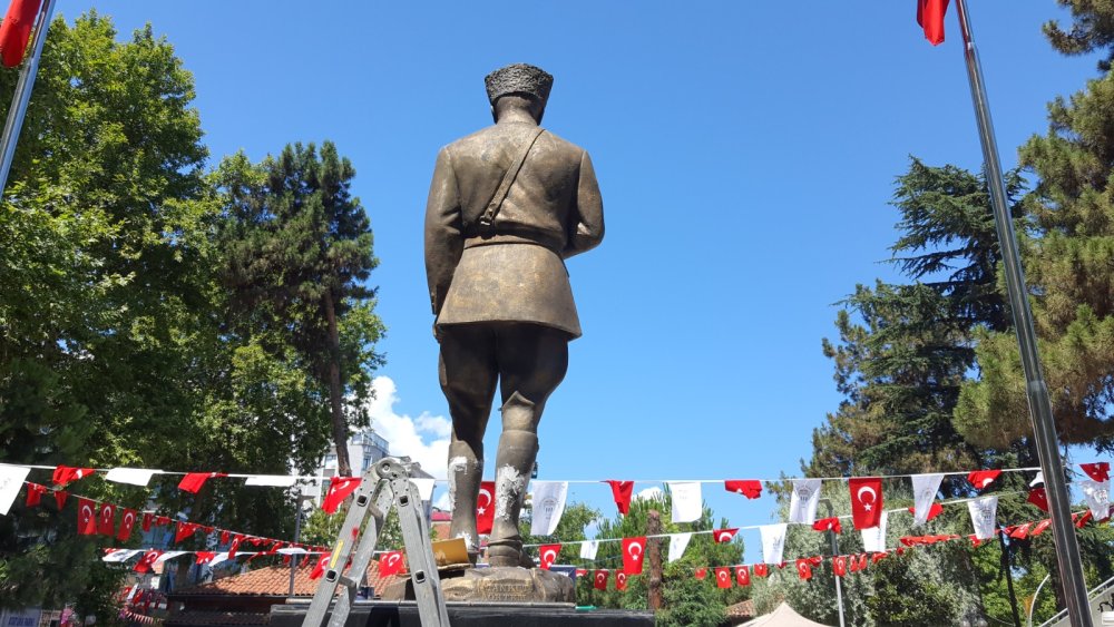 Atatürk heykeline balyozlu saldırı kamerada