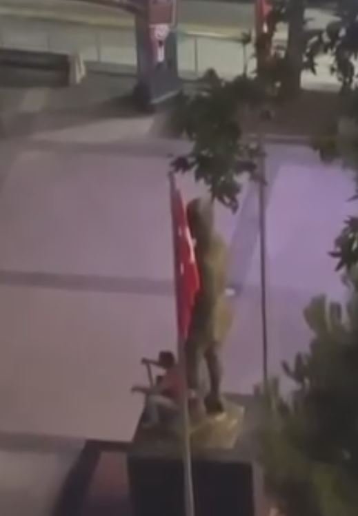 Atatürk heykeline balyozlu saldırı kamerada