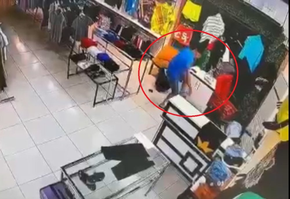 Mağaza çalışanına tekmeli ve yumruklu saldırı