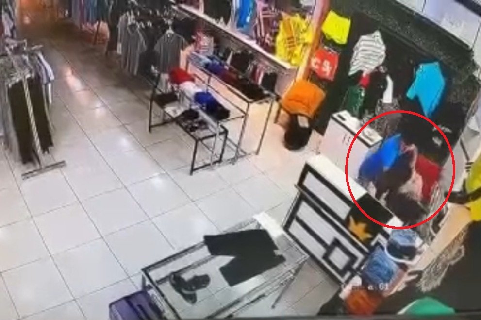 Mağaza çalışanına tekmeli ve yumruklu saldırı