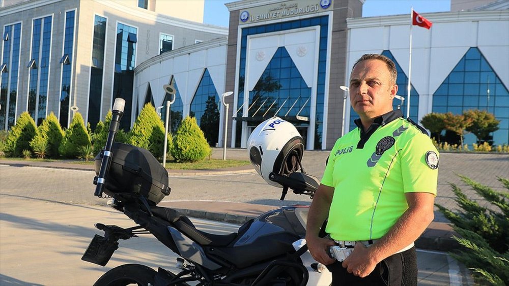 Motosikletli gence nasihatte bulunan polis, o anları anlattı