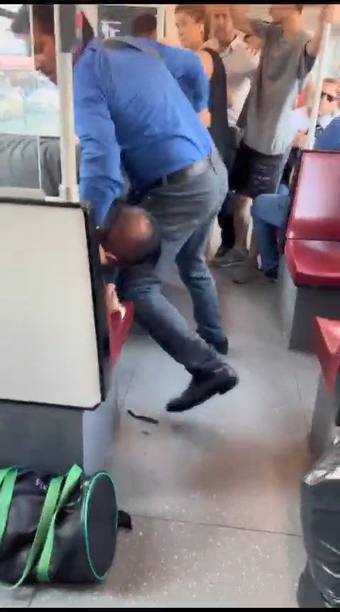 Tramvaydaki tartışma bıçaklı kavgaya döndü