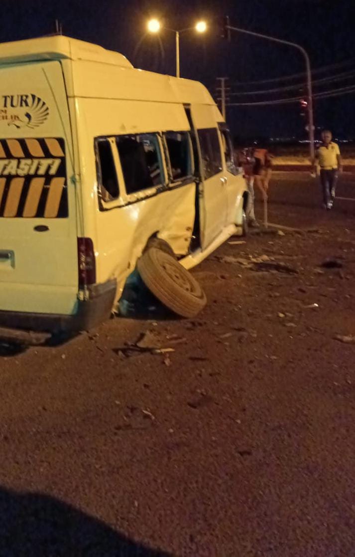 Cezaevi servis minibüsü kaza yaptı: 12 yaralı