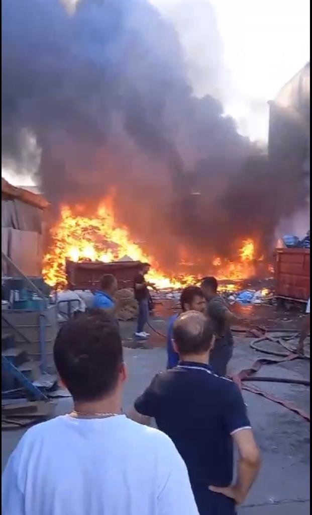 İstanbul'da geri dönüşüm tesisi yandı
