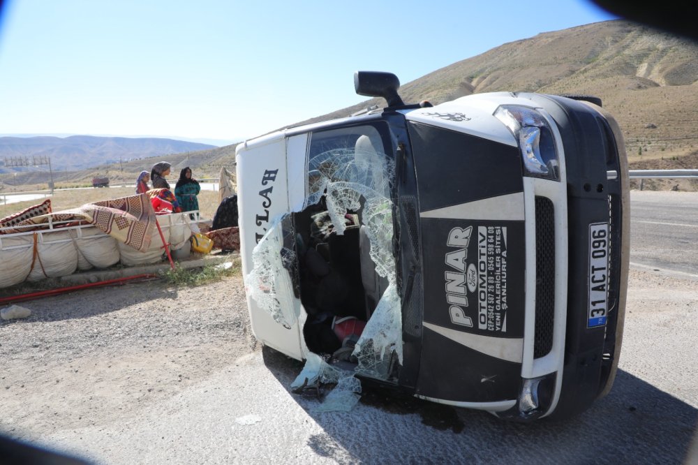 Tarım işçilerini taşıyan minibüs ile otomobil çarpıştı: 9 yaralı