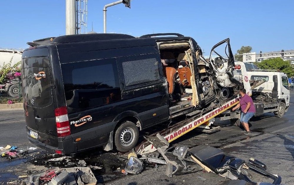Antalya'da TIR kazası: 2 ölü, 6'sı ağır 10 turist yaralandı
