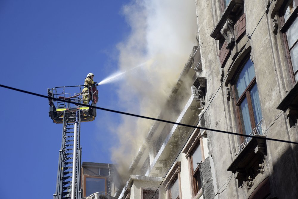 İstiklal Caddesi’nde restoranın çatısında yangın çıktı